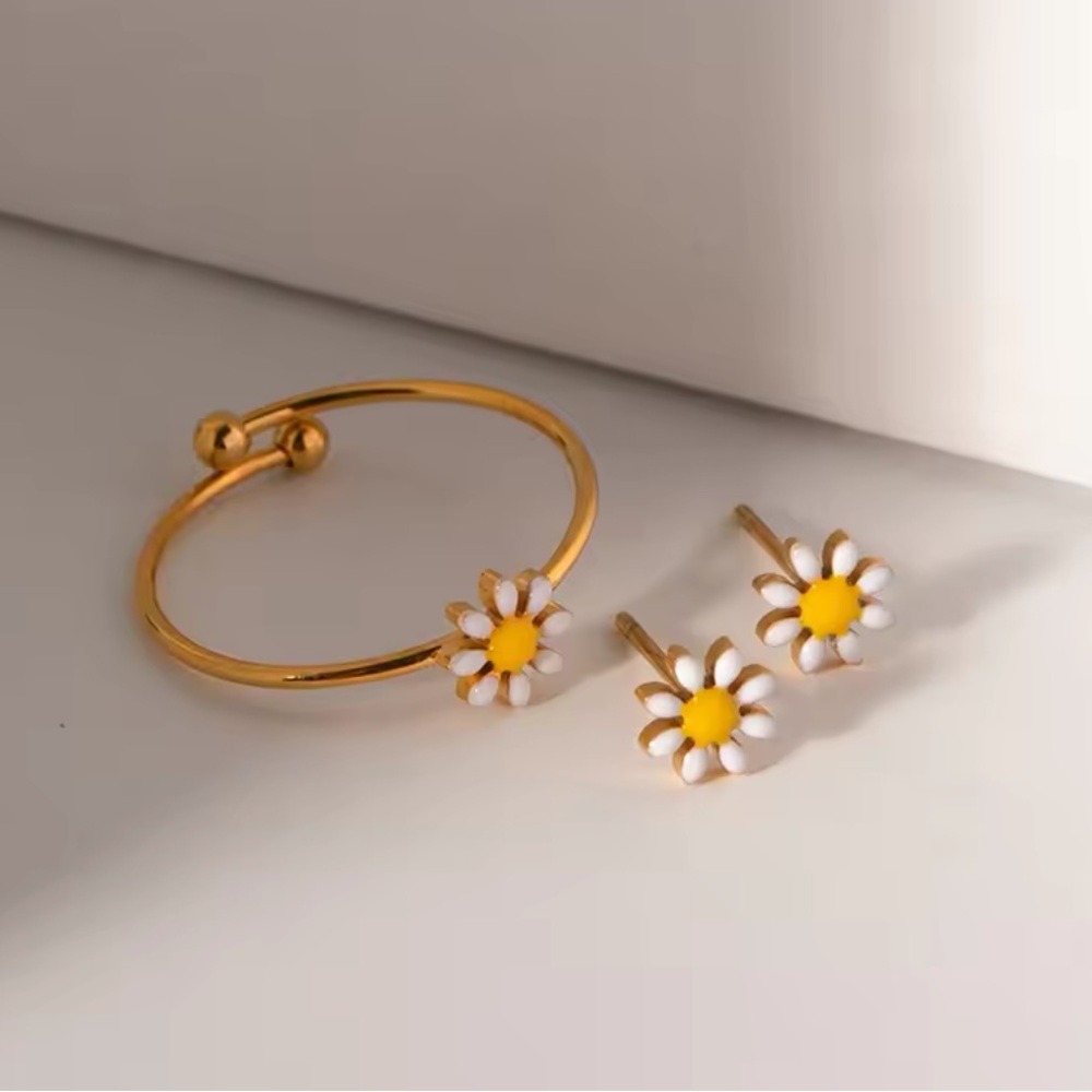 ◾️18K Gold Plated Daisy Stud Earrings